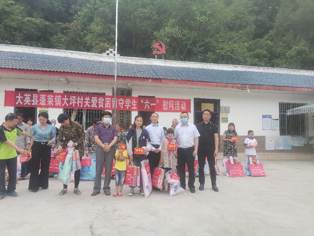 死海度假区党工委副书记、管委会主任刘小龙2020年5月28日蓬莱镇大坪村参加关爱贫困留.jpg