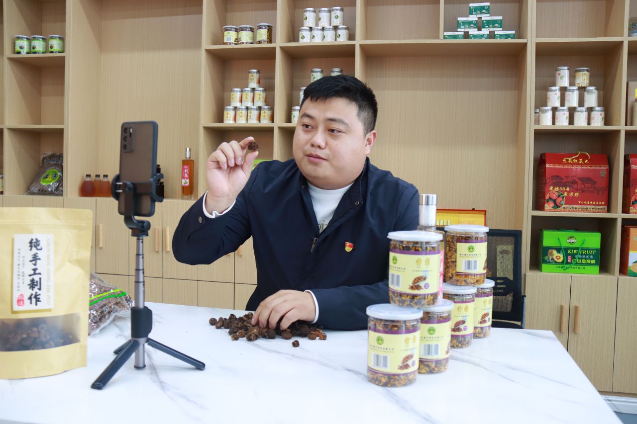 彭俊松.jpg